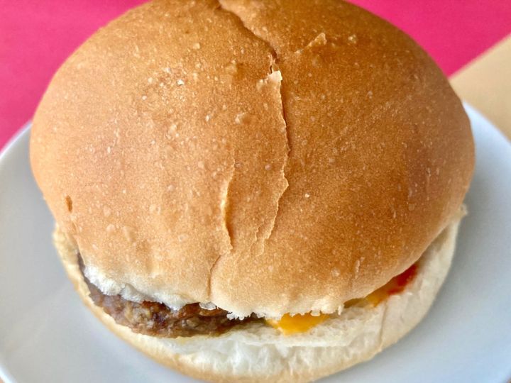 チーズとケチャップの主張が強い！【ファミマ】定番の味わいのチーズバーガー