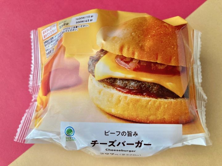 チーズとケチャップの主張が強い！【ファミマ】定番の味わいのチーズバーガー