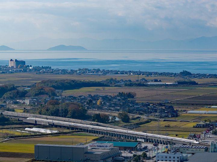 大東建託は、滋賀県に住む20歳以上の男女を対象に居住満足度調査を行い、「いい部屋ネット 街の幸福度ランキング2025＜滋賀県版＞」として発表しました。滋賀県民が選んだ「街の幸福度（自治体）」ランキングの2位は「米原市」、では1位は？