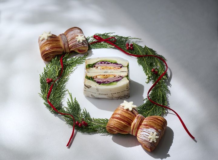 マンスリーベーカリー「リボンデニッシュ／ローストビーフサンド」