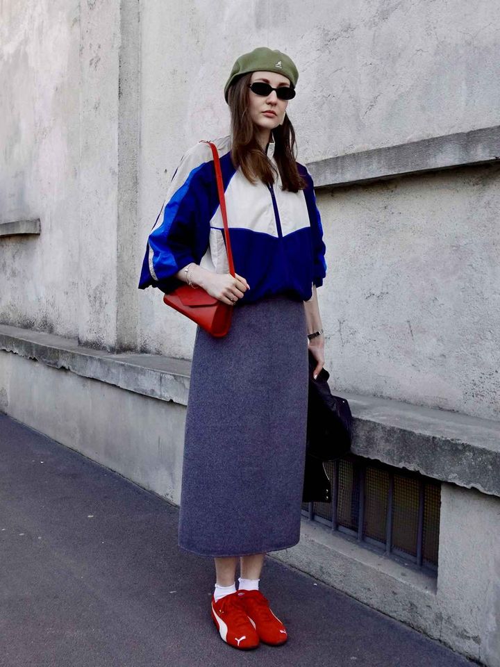 画像: 赤小物を上手に効かせた旬なスポーツミックス