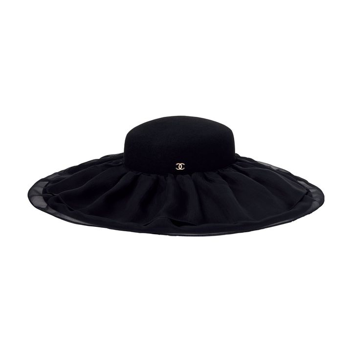 ハット ￥342,100／CHANEL（シャネル カスタマー ケア センター）