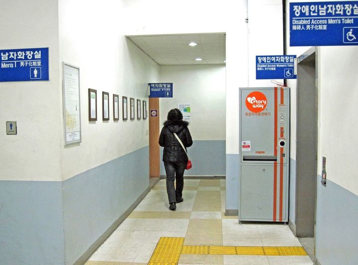 天安駅（韓国）のゾーニングされたトイレ 左手前から男性用、女性用、右手前から男性身体障害者用、女性身体障害者用、と4つのゾーンにわかれている。