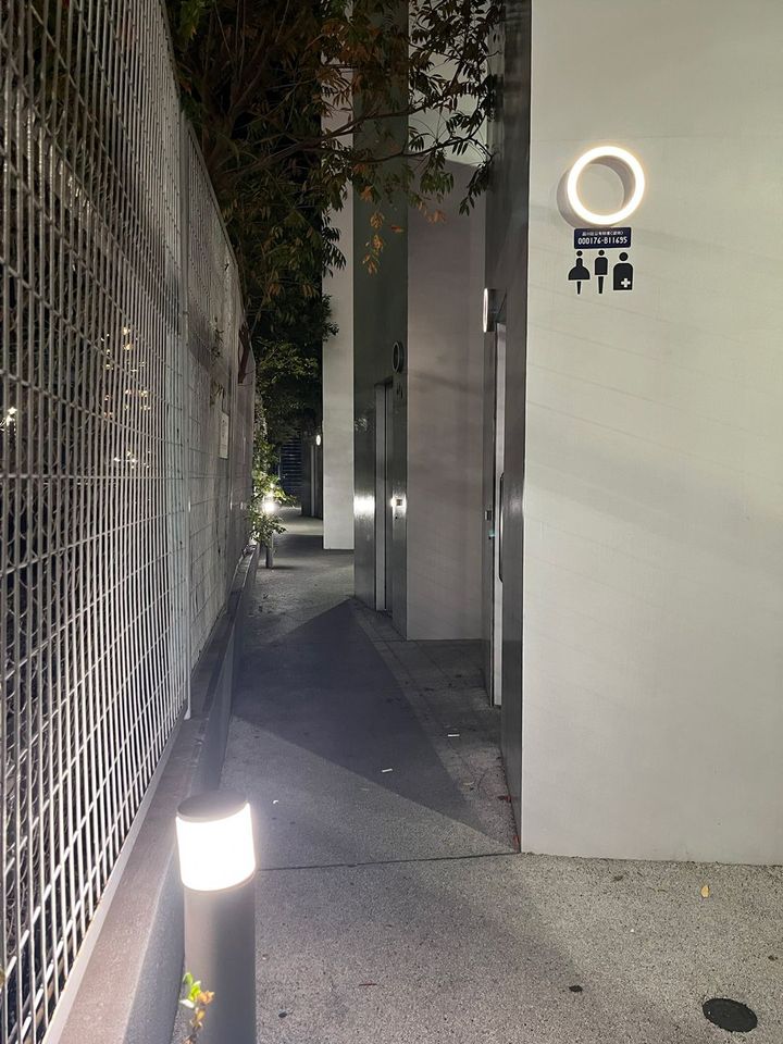 東京・品川区 大井町駅前にあるトイレ 扉は線路側にあり、歩道からは死角となっていた