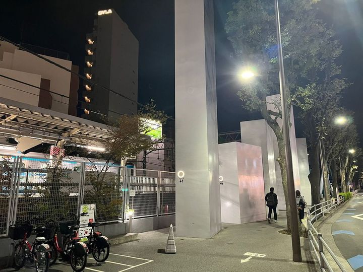 東京・品川区 大井町駅前にあるトイレ 平日の夜9時ごろに訪れたが、周辺は駅前のため比較的明るく、人通りもある