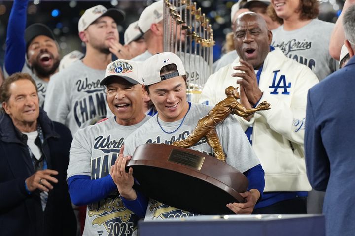 シリーズのMVPに輝き、トロフィーを手にする山本由伸投手。