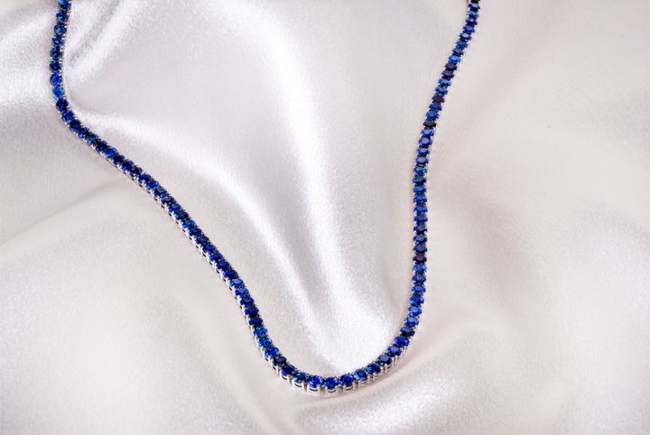 ハッピー・ジュエラーズのサファイア・テニスネックレス。