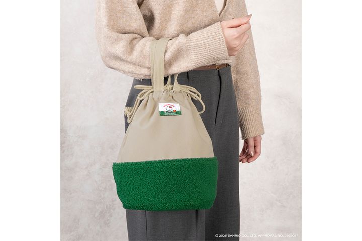 ハローキティのタグが映える、異素材ミックスのボア巾着バッグ