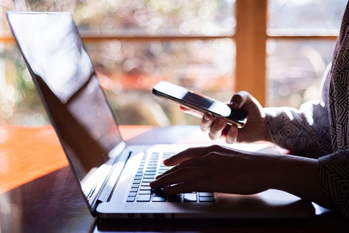 休暇中に和風の旅館でパソコンを使う女性