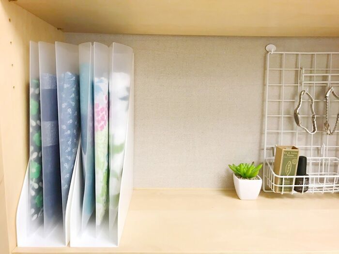 かさばるストール＆マフラーは「立てて」収納！？意外なアイテムが大活躍♪