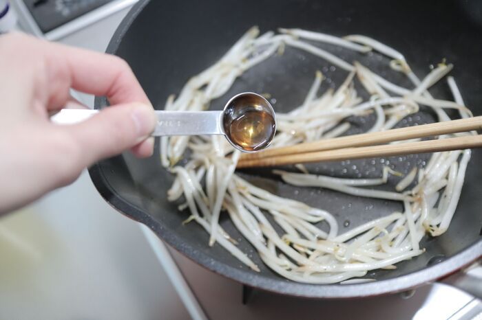 いつもの「もやし炒め」が生まれ変わる！お店級シャキシャキ食感に変わる〈たった2つの裏ワザ〉