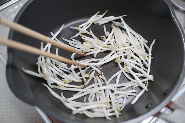 いつもの「もやし炒め」が生まれ変わる！お店級シャキシャキ食感に変わる〈たった2つの裏ワザ〉