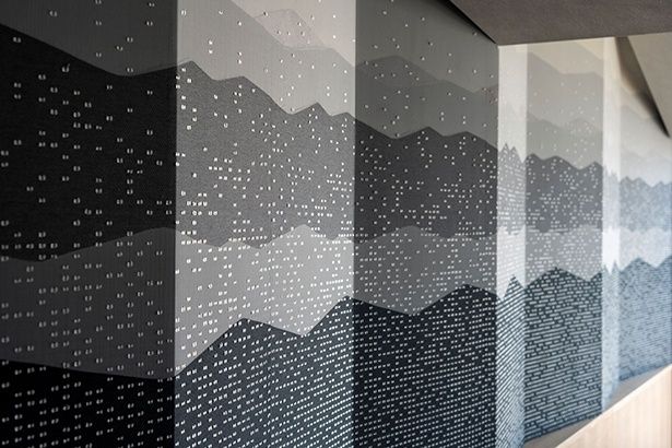 草津の山並みと湯けむりを描いたアート