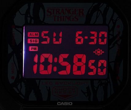 バックライトには作品のイメージカラーである赤色が浮かび上がる演出を取り入れている。