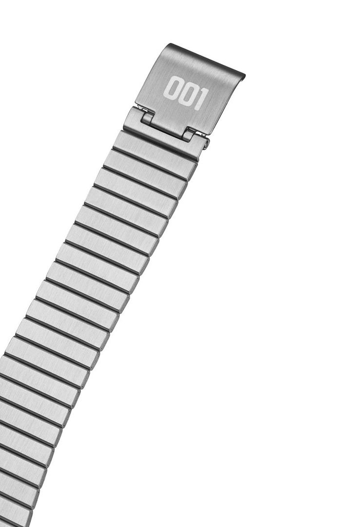 裏蓋にはロゴを、中留カバーにはヴェクナのタトゥーである「001」を刻印した。