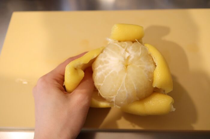 【検証】グレープフルーツが秒で“つるん”とむける！？噂のテクを試してみたら⇨速攻でつるつるの実が味わえた！