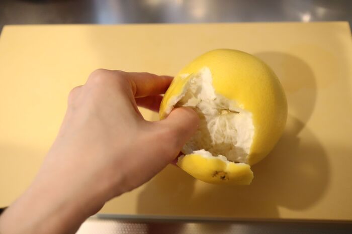 【検証】グレープフルーツが秒で“つるん”とむける！？噂のテクを試してみたら⇨速攻でつるつるの実が味わえた！