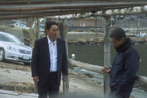 三浦を慕い、危機を知らせる大塚(ピエール瀧) [c]2025「港のひかり」製作委員会