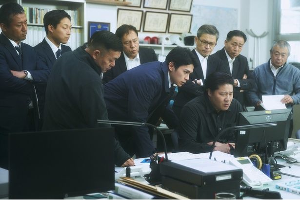 大人になった幸太は刑事となり、麻薬捜査を担当している [c]2025「港のひかり」製作委員会
