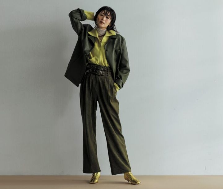 ジャケット6万1600円（バウム・ウンド・ヘルガーテン／S&T） ニット4万6200円（ティッカ） インナー2万4200円（マリリンムーン／マリリンムーンオンラインストア） パンツ2万1780円（ゴスペル／ザ・ウォール ショールーム）