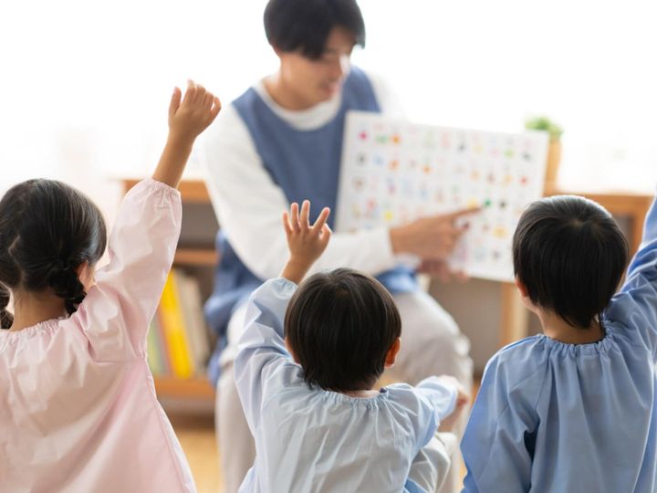 千代田区は、区立幼稚園・こども園で幼児教育・保育を行う長時間保育講師（会計年度任用職員）を2人募集しています。任期は2026年1～3月末まで。高時給が魅力的な求人となっています。