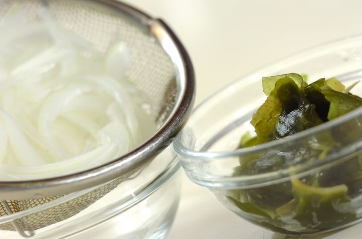 玉ネギとワカメのポン酢サラダの下準備1