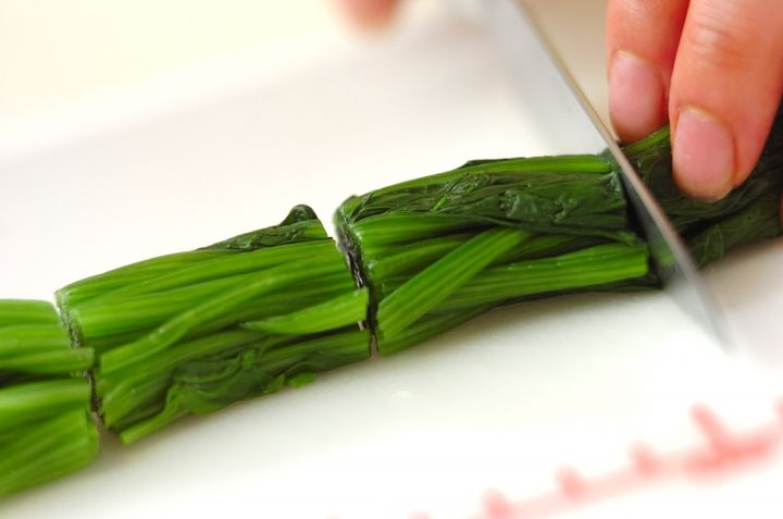 ホウレン草と卵の洋風卵とじの下準備1