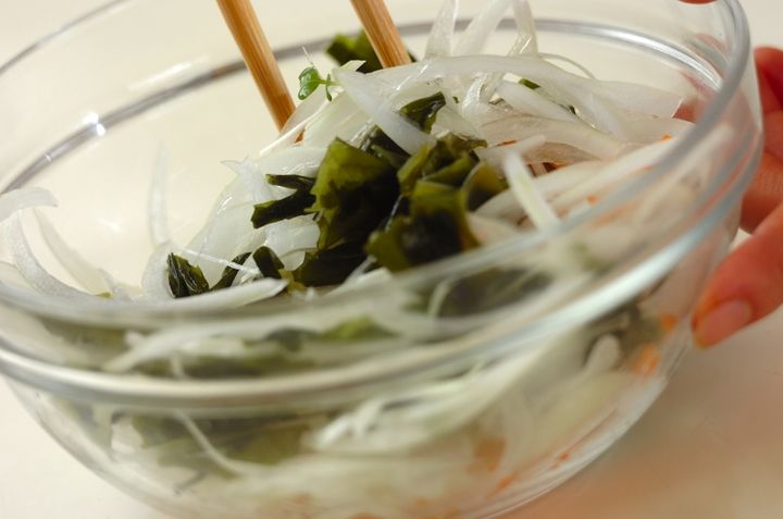 玉ネギとワカメのポン酢サラダの作り方1
