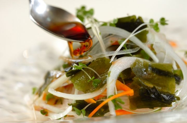 玉ネギとワカメのポン酢サラダの作り方2