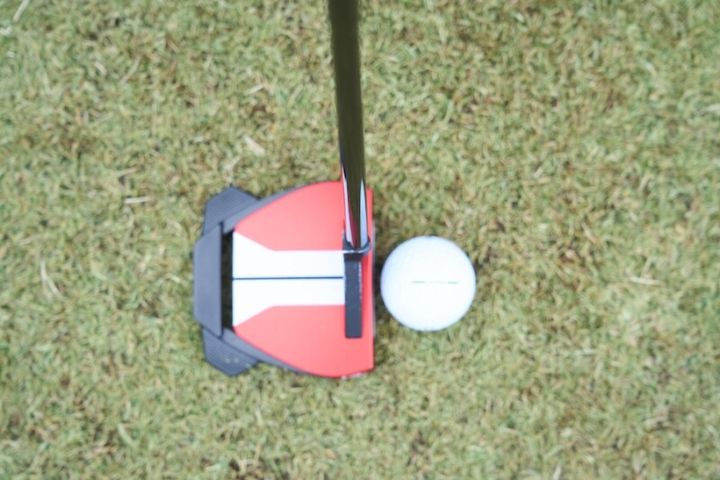 どっちが正しいパターの構え方？女子プロがミスの改善方法を解説