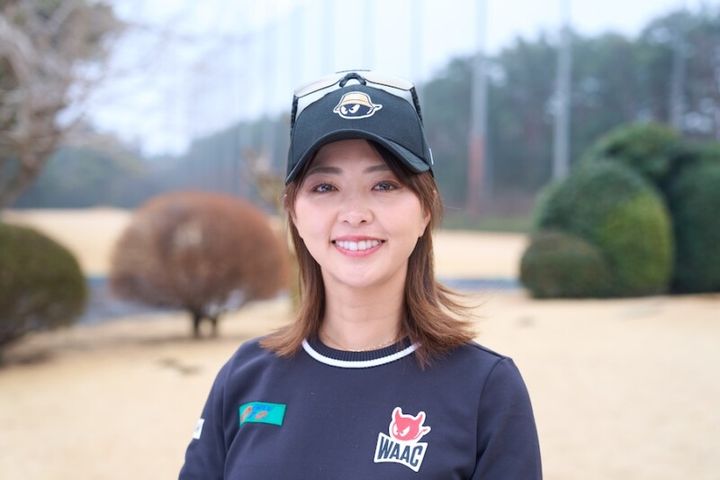 どっちが正しいパターの構え方？女子プロがミスの改善方法を解説