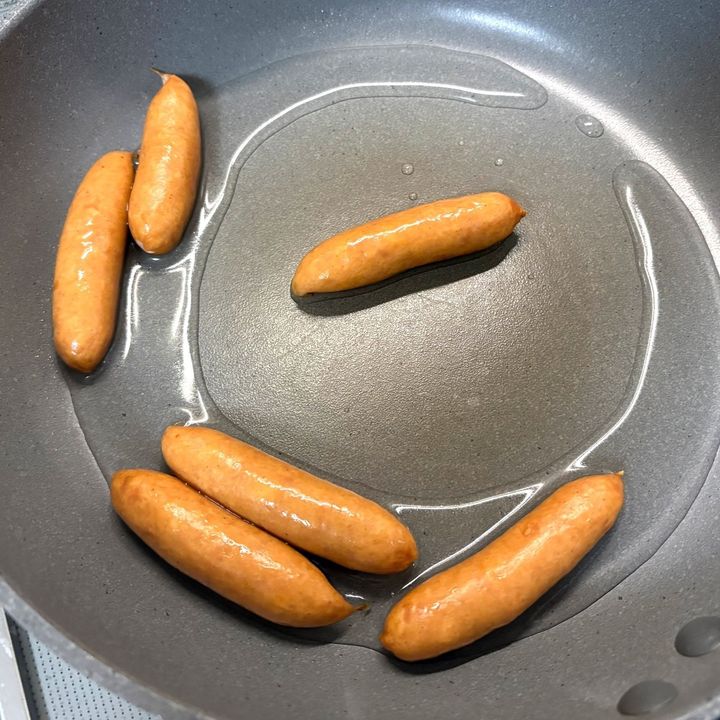 油をひかずフライパンにウィンナーをイン！