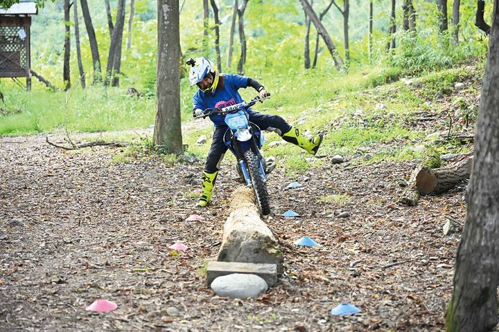 【トライアルISA野崎史高選手のトラテク】ハンドル幅以下の木々の間を軽快に抜けて、林間で差をつける Part02