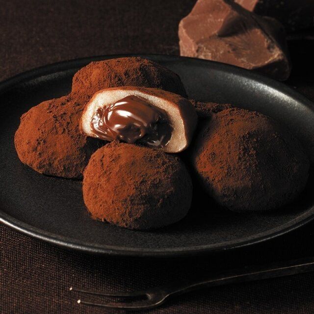 シャトレーゼの生チョコ大福カップ入のビジュアル