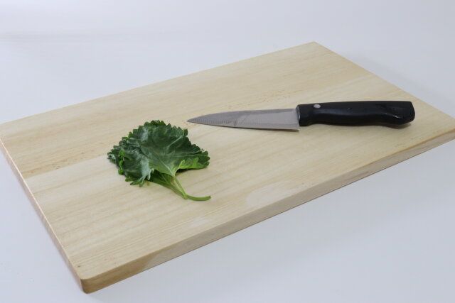 ダイソーの包丁の当たりが柔らかい桐まな板