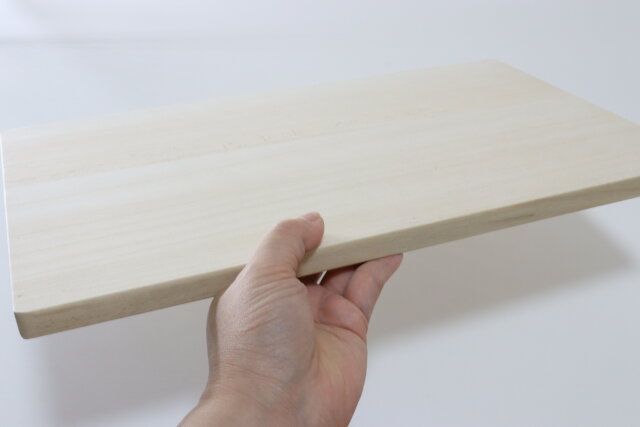 ダイソーの軽量な桐まな板