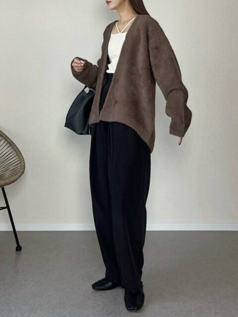 2025ふわもこカーディガンブラウン×ブラックでつくる上品コーデ
