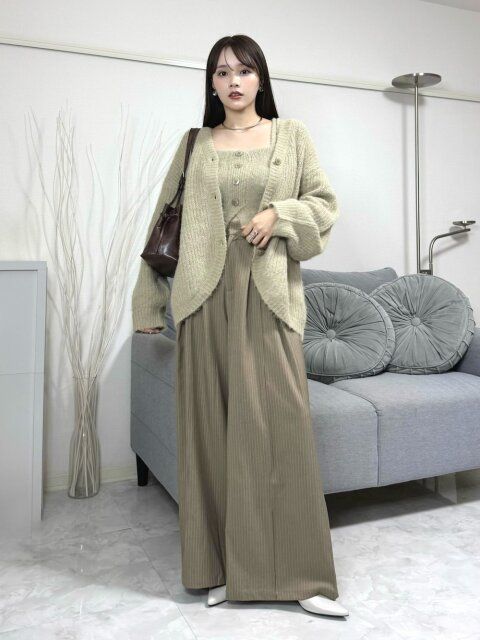 2025ふわもこカーディガンくすみベージュでつくるフェミニンコーデ