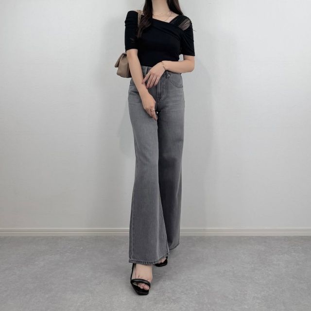 UNIQLO「ドレープワイドフレアジーンズ」