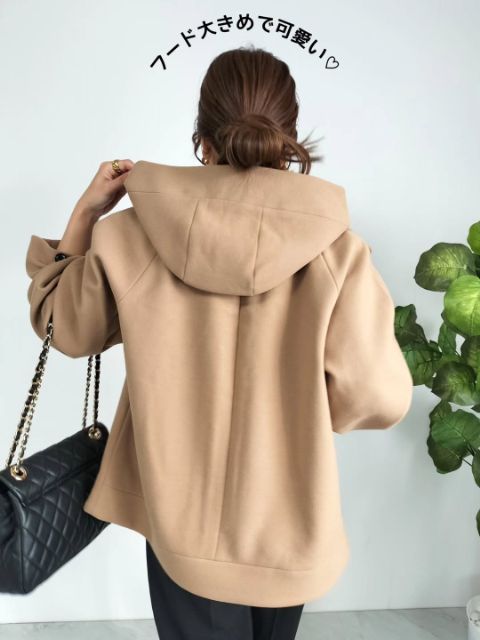 コージーメルトンショートフーディコートを着た後ろ姿