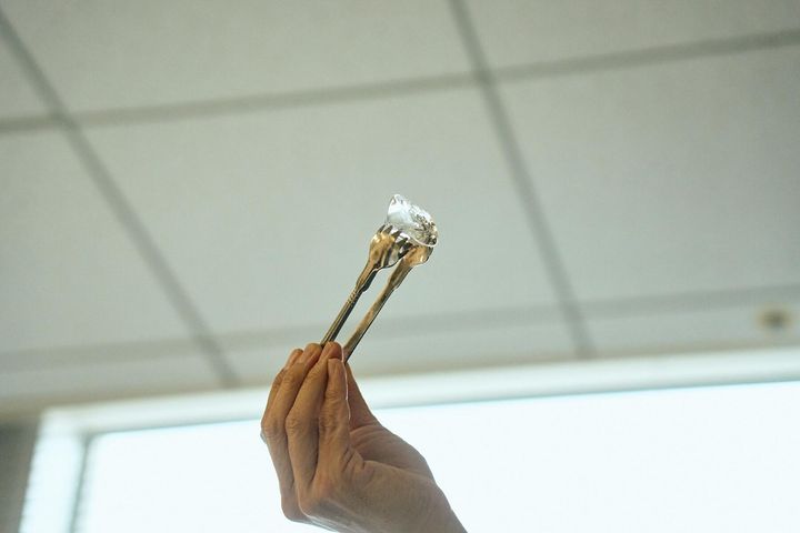 ステアしてグラスを冷やし、ロックアイスの角をこすり合わせて丸みをつくる。これで溶けにくい氷になる。