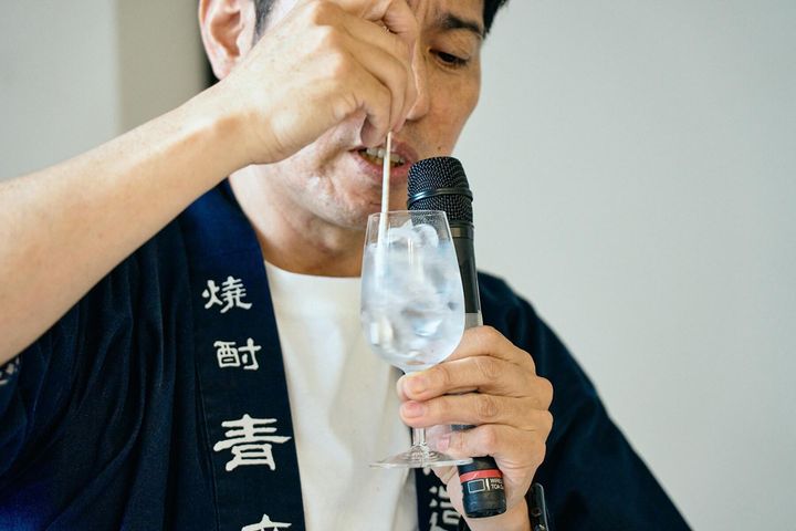 グラスに氷を入れ、マドラーでステアする