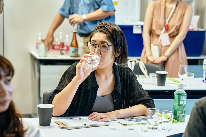 試飲するメンバー