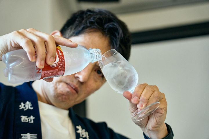 炭酸水を静かに注ぐ