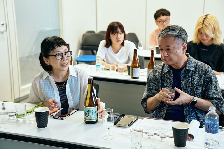 試飲するメンバー