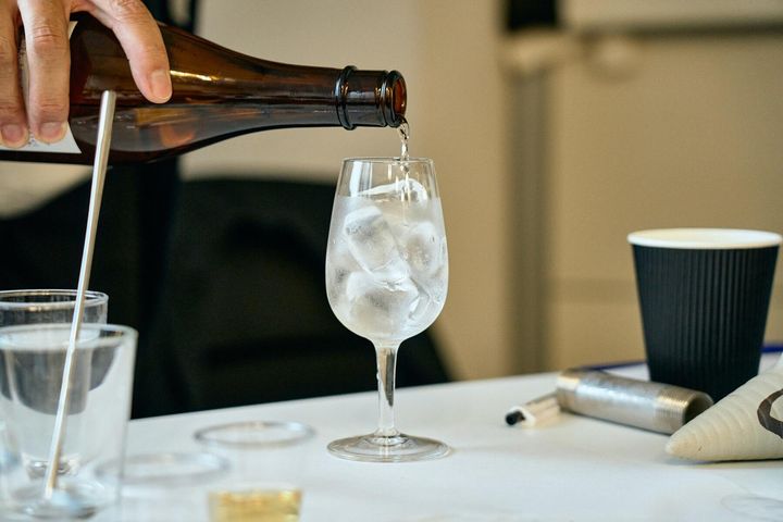 グラスに焼酎を注いで冷やす