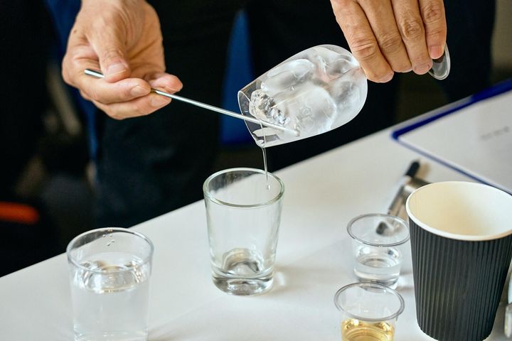 グラスにたまった水を捨てる