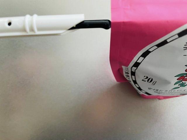 ダイソー スライドジッパー 使い方 ②折り返した袋の横からスライドジッパーの先端を差し込む