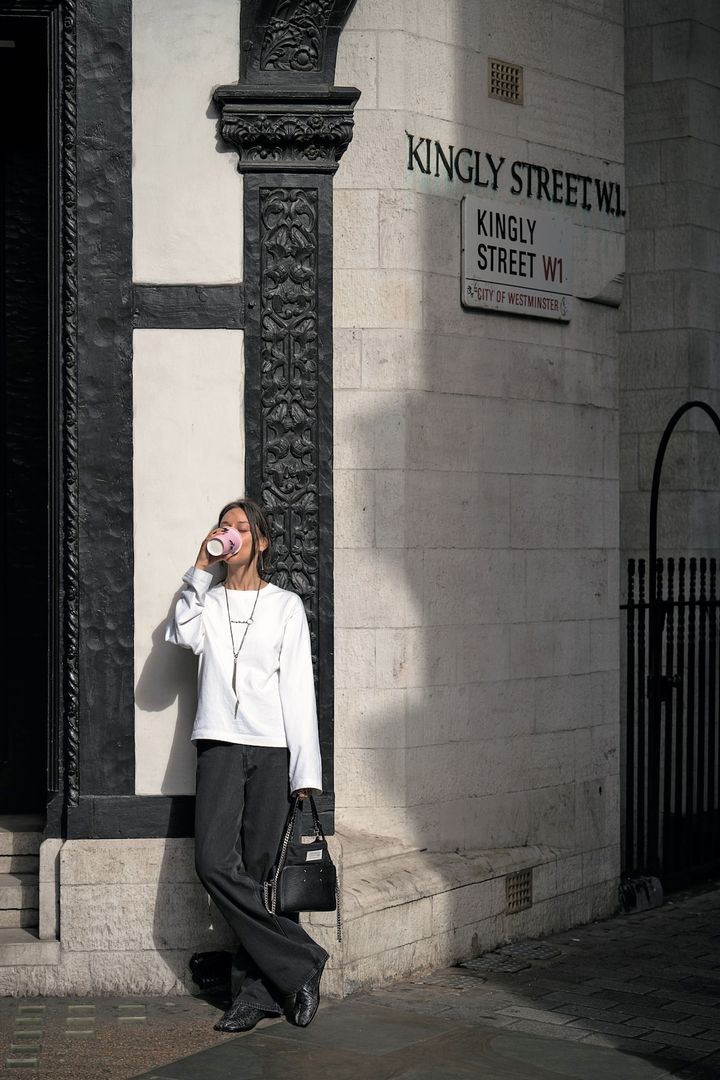 白Teeと黒デニムのシンプルカジュアルコーデは、アクセサリーで大人っぽく仕上げて