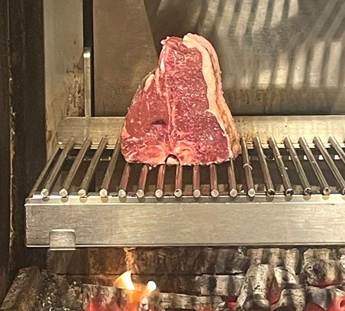 【東京都中央区】ステーキハウス「Latina PARRILLA」、熾火で焼くアルゼンチン産Tボーンのコース開始
